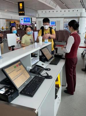 重慶分公司助力旅客安全出行 手部消毒與一對(duì)一查驗(yàn)服務(wù)全面上線